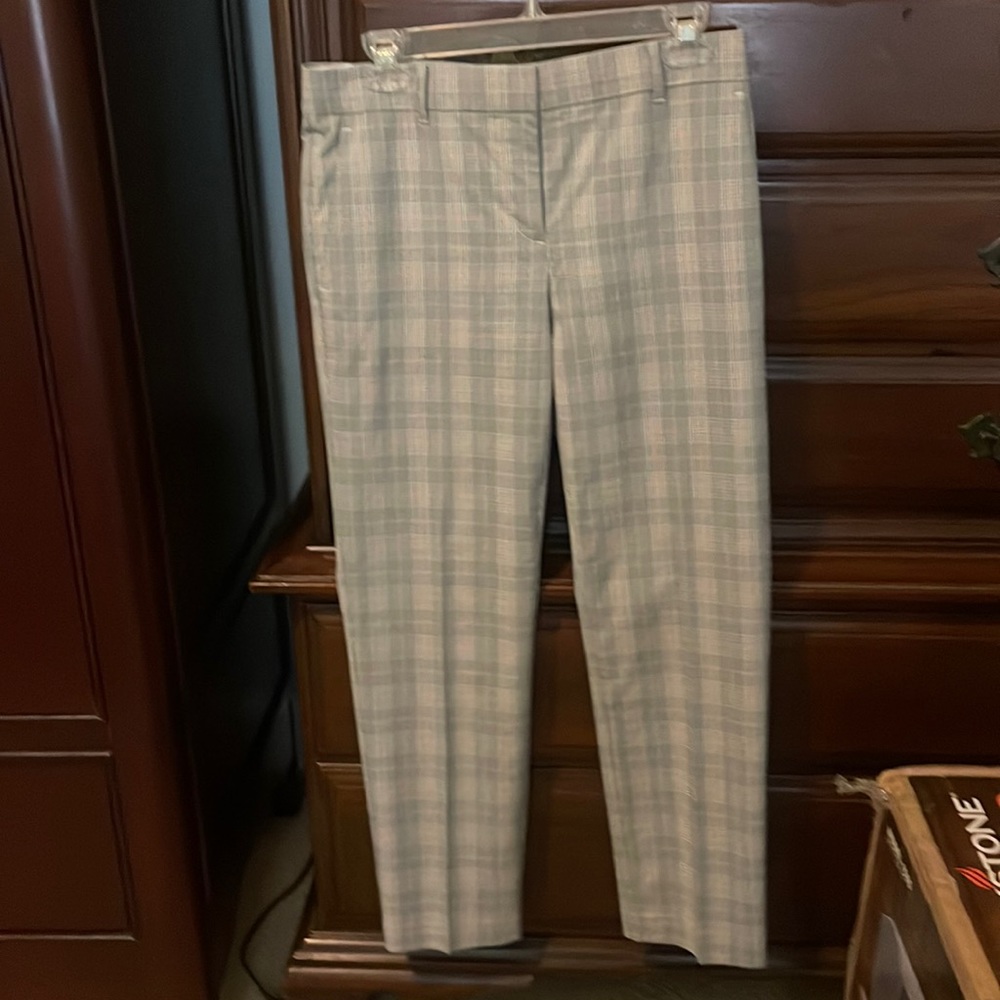 Ann Taylor Size 2 pant, light gray w pink stripes, checkered pattern. NWOT
